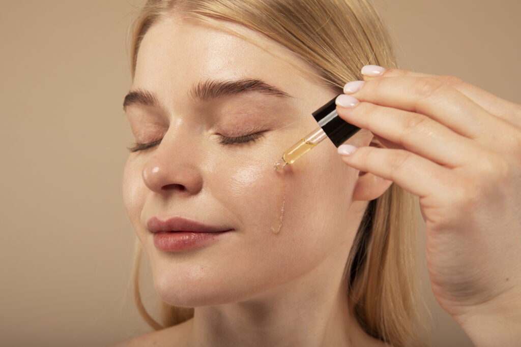 gros-plan-femme-appliquant-le-serum